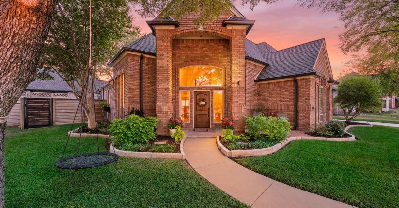 Hurst Texas near shopping and restaurants